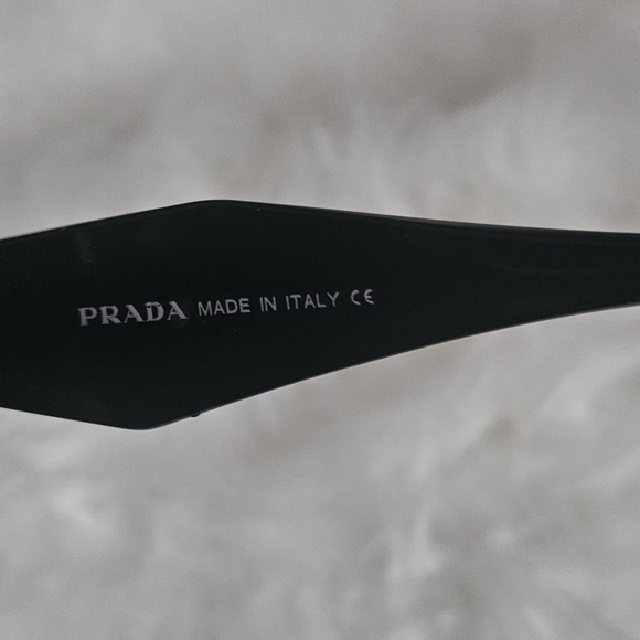 Prada Elegant Black Sunglasses - Picture 4 of 4